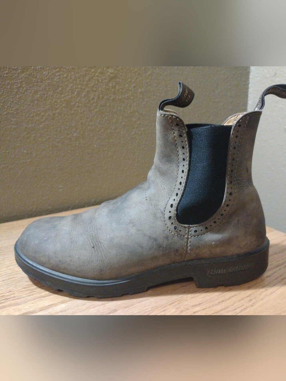 BLUNDSTONE Size USM 9/USW 11/AU 9. Leather Chelsea Style Boot. Gray. Good